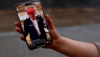 الرئيس الأمريكي دونالد ترامب في فيديو على تطبيق تيك توك الصيني