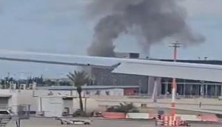 الدخان يتصاعد من موقع سقوط الصاروخ قرب مطار بن غوريون