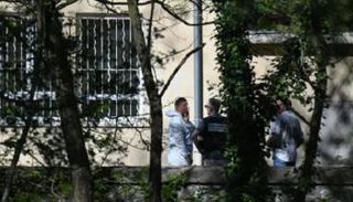 درك وأعضاء من الشرطة في مسجد لا غراند كومب حيث قُتل الشاب طعنًا 