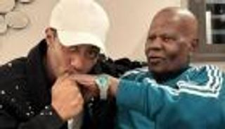 صورة نادرة تجمع محمد رمضان بوالده تشعل تفاعلاً واسعاً على مواقع التواصل