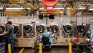 مصانع أمريكية تنتعش على نحو «غير متوقع» بفضل رسوم ترامب