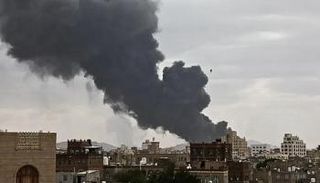الدخان يتصاعد من مطار صنعاء عقب القصف الإسرائيلي