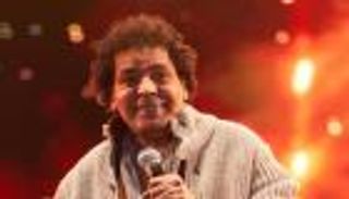 في أجواء عفوية.. دعاء فاروق توثق لقاءها مع محمد منير في منزله (صور)