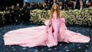 بالصور.. سحر الأزياء وجنون الإطلالات يشعلان حفل Met Gala 2025 في نيويورك