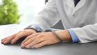 السجن 5 سنوات وتغريم طبيب كويتي أكثر من مليون دولار بسبب تغيبه عن عمله