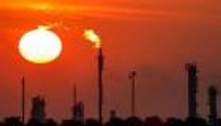 النفط يقفز 3% مع تحرك المستثمرين لاقتناص الصفقات