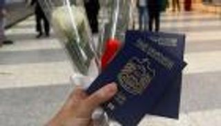 أول رحلة إماراتية إلى بيروت بعد رفع الحظر.. استقبال بالورود