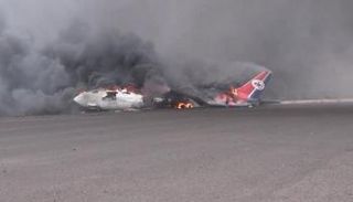 طائرة يمنية تحترق في مطار صنعاء