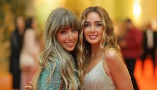 فرح رفقة شقيقتها هنا الزاهد 