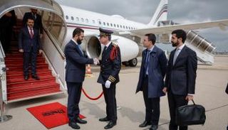 أحمد الشرع لدى وصوله إلى فرنسا