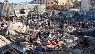 فلسطينيون وسط الركام في غزة - أ.ف.ب