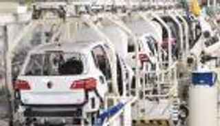 تحذيرات قادة رينو وستيلانتيس.. القواعد الأوروبية تهدد صناعة السيارات