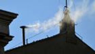 الدخان الأبيض يتصاعد من الفاتيكان إيذانا بانتخاب البابا الجديد