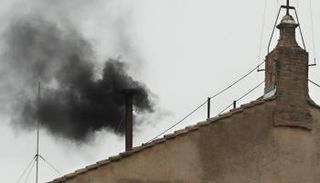 الدخان الأسود يرتفع من سيستين