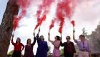 دخان وردي في الفاتيكان... ناشطات يطالبن بإشراك النساء في اختيار البابا