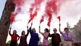 ناشطات نسويات يطلقن دخانا ورديا