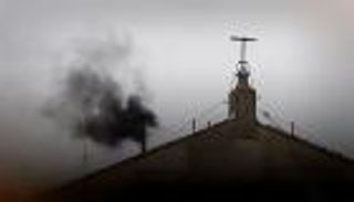 الدخان الأسود يتصاعد مجددا من كنيسة السيستين في الفاتيكان