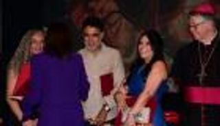 تكريم منى زكي عن دورها في فيلم «رحلة 404» (صور)