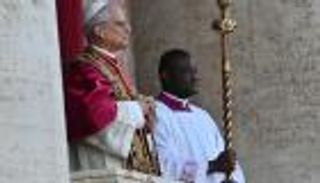 نيويورك تحتفي بأول بابا أمريكي للفاتيكان بإضاءة مبنى «إمباير ستيت»