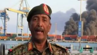 البرهان وخلفه حرائق بورتسودان