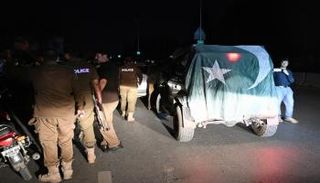 أفراد الأمن يُغلقون طريقًا بالقرب من قاعدة نور خان الجوية العسكرية