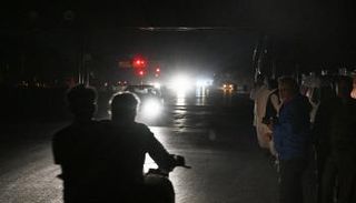 تجمع الناس على طريق قرب قاعدة نور خان الجوية العسكرية بعد الغارات الهندية