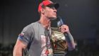 مشجع يعتدي على جون سينا في عرض «سماكداون» (فيديو)