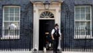 بريطانيا تعتزم حبس استثمارات «صناديق التقاعد».. خطة تثير الغضب