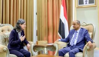جانب من لقاء رئيس الوزراء اليمني سالم بن بريك والسفيرة الفرنسية