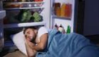 أطباء ينصحون بالنوم في غرفة باردة كالثلاجة