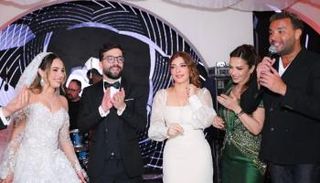أصالة ورامي صبري مع العروسين 