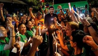 أنصار دوتيرتي يحملون صورته ويحتفلون بعيد ميلاده