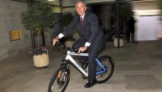 بوش الابن ودراجة هدية من أولمرت