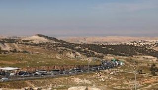 سيارات تسير على طريق سريع قرب مستوطنة معاليه أدوميم الإسرائيلية