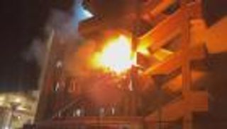 غداة الإفراج عن رهينة أمريكي.. إسرائيل تستأنف قصف غزة وتستهدف مستشفى  