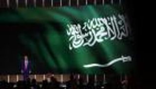 «فليبارك الله أمريكا».. قصة أغنية وقف لها ترامب احتراما في الرياض