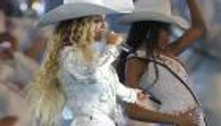 بيونسيه تواجه مشكلة تقنية على المسرح.. والروبوت يتسبب في فوضى