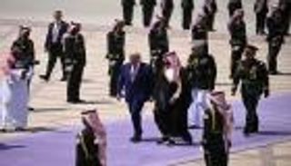 استقبال استثنائي لترامب.. محمد بن سلمان بالمطار ومقاتلات ومدفعية للترحيب