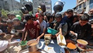 تزاحم للحصول على الطعام في غزة