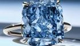 ألماسة زرقاء نادرة تُباع بـ21.5 مليون دولار في جنيف وسط ترقب دولي واسع