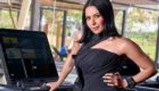 جلسة تصوير غير مألوفة.. لقاء الخميسي تتألق في «الجيم»