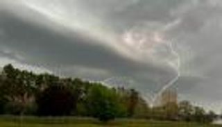 صاعقة برق تضرب حديقة حيوانات في فرنسا وتتسبب في إصابة 13 شخصا