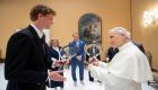 بمباركة سينر.. بابا الفاتيكان لاعبا في «ويمبلدون»