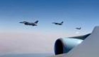 شاهد.. مقاتلات إماراتية ترافق طائرة الرئيس الأمريكي