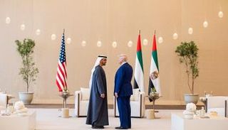 الشيخ محمد بن زايد آل نهيان والرئيس دونالد ترامب - أ ف ب