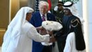 شاهد.. ترامب يتفاعل مع الغناء في أثناء استقباله بالإمارات