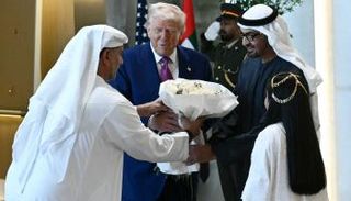 محمد بن زايد آل نهيان لدى استقباله دونالد ترامب