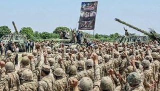 ئيس الوزراء الباكستاني شهباز شريف واقفًا على دبابة برفقة رئيس أركان الجيش الباكستاني