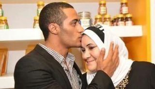 محمد رمضان رفقة والدته 