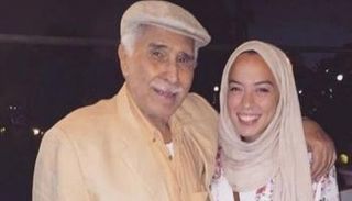 عبدالرحمن أبو زهرة مع حفيدته